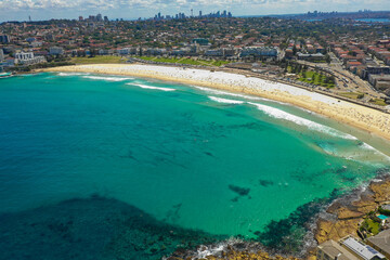 オーストラリアのシドニーにあるボンダイビーチをドローンで撮影した風景 Drone view of Bondi Beach in Sydney, Australia.