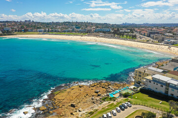 Fototapeta premium オーストラリアのシドニーにあるボンダイビーチをドローンで撮影した風景 Drone view of Bondi Beach in Sydney, Australia.
