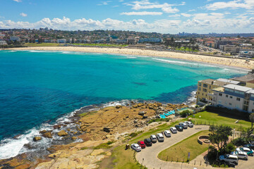 Fototapeta premium オーストラリアのシドニーにあるボンダイビーチをドローンで撮影した風景 Drone view of Bondi Beach in Sydney, Australia.