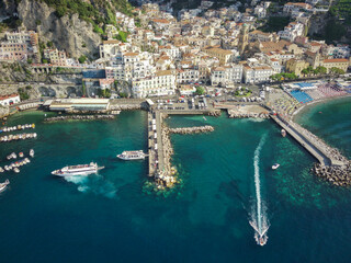 Vista aerea del duomo di amalfi e della citt&agrave;, costiera amalfitana