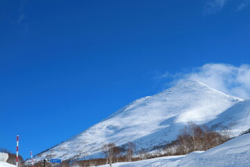 Fototapeta premium 北海道 トラックでいっぱいの冬のニセコアンヌプリ
