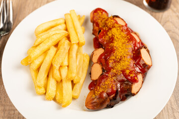 Currywurst mit Pommes