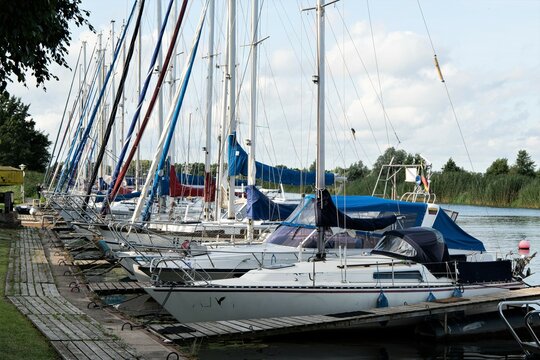 Segelboote im  Jachhafen des kleinen s&uuml;dkurischen  Ortes Minija.
Der Ort liegt am gleichnamigen Fluss im Memel Delta in Litauen