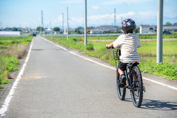 自転車に乗る小学生の男の子