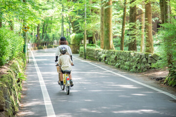 軽井沢で自転車に乗る親子