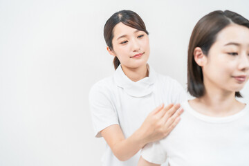 マッサージをするエステティシャン