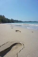 Schuhabdrücke in feinem Strandsand in Thailand