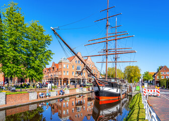 Kanal in Papenburg am Rathaus, Niedersachsen, Deutschland 