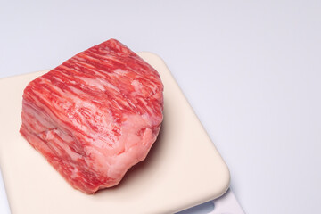 キッチンスケールの上の新鮮な日本産黒毛和牛モモ肉