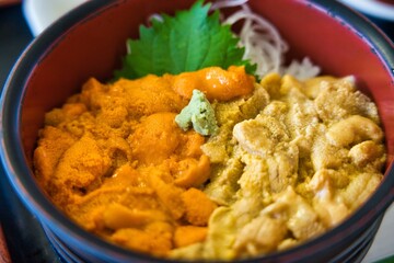ムラサキウニとバフンウニの二色丼