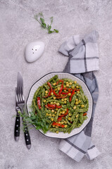 Green pasta with chickpeas, pepper and pesto sauce