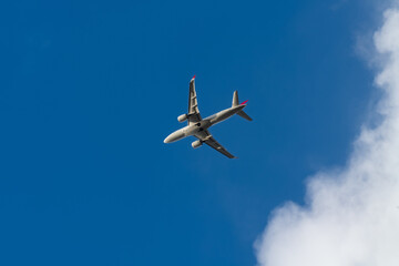 Flugzeug blauer Himmel von unten Umriss Wolke Abend Sonne Tragfläche Start Landung Fliegen...
