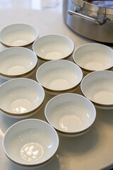 The waiter in the hotel will divide the armored fish soup and the Cantonese soup for the guests.