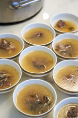 The waiter in the hotel will divide the armored fish soup and the Cantonese soup for the guests.