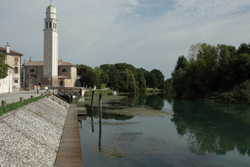 Fototapeta na wymiar Veduta del fiume. sale a Casier, Treviso