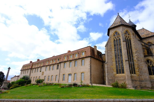 le prieur&eacute; du village de Ambierle roannais loire