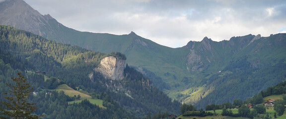 Fototapeta na wymiar Matrei in Osttirol: Panoramablick mit dem Falkenstein