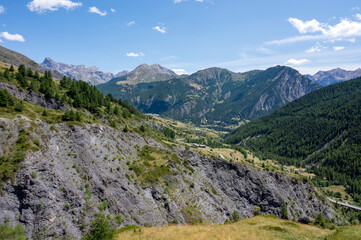 Fototapeta na wymiar Paysage de montagne en été dans les alpes du sud de la France dans le col de Vars du côté des Alpes-de-Haute-Provence