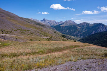 Obraz premium Paysage de montagne en été dans les alpes du sud de la France dans le col de Vars du côté des Alpes-de-Haute-Provence