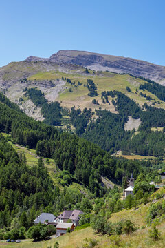 Paysage de montagne en été dans les alpes du sud de la France dans le col de Vars du côté des Alpes-de-Haute-Provence