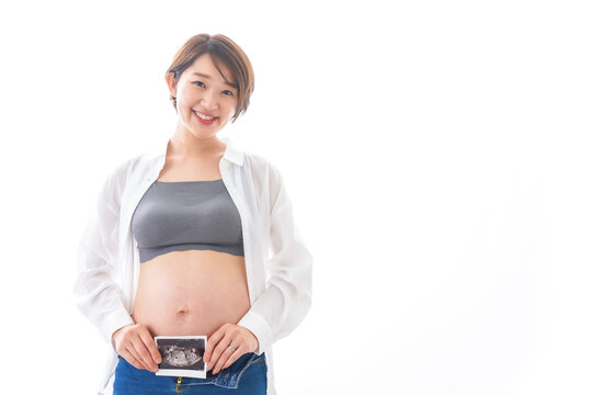 エコー画像を持つ若い妊婦