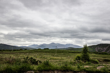 Wilde Landschaft in Irland mit Wiese Bergen Wolken stimmungsvoll