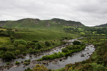 Wilde Landschaft in Irland mit Fluss und Berg