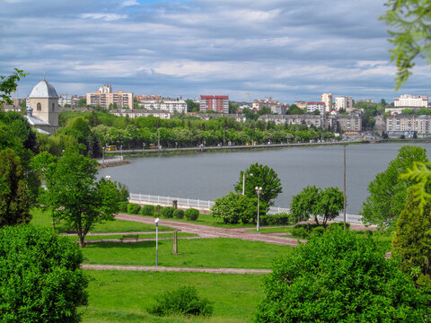 Ternopil pond embankment and Nadstavna church