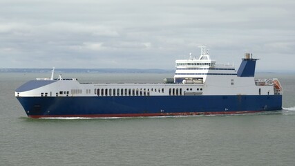 Ferry underway to the port of London © I am from Mykolayiv