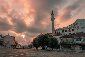 Fototapeta na wymiar Mosque at sunrise with pink sky
