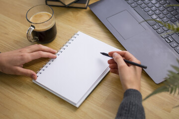 Mujer exitosa estudiando en escritorio.