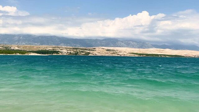 Zrce Festival Beach in Kroatien bei strahlendem Sonnenschein, starkem Wind und Wellengang