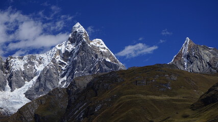 Fototapeta na wymiar Montaña Jirishanca en la Cordillera Huayhuash