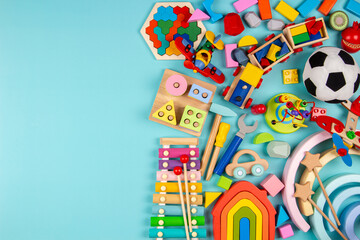 Jouets pour enfants bébé sur fond bleu clair. Jouets éducatifs en bois et musicaux colorés. Vue de dessus, mise à plat