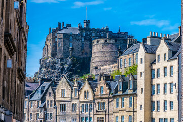 Fototapeta na wymiar A view down a street towards the castle in Edinburgh, Scotland on a summers day