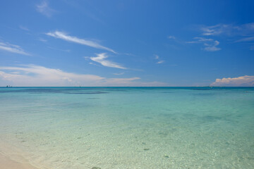 Fototapeta na wymiar The crystal clear and shallow waters on the islands of the tropical Dry tortugas