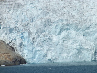 Fototapeta na wymiar detail of a glacier in the prince christian sound, greenland