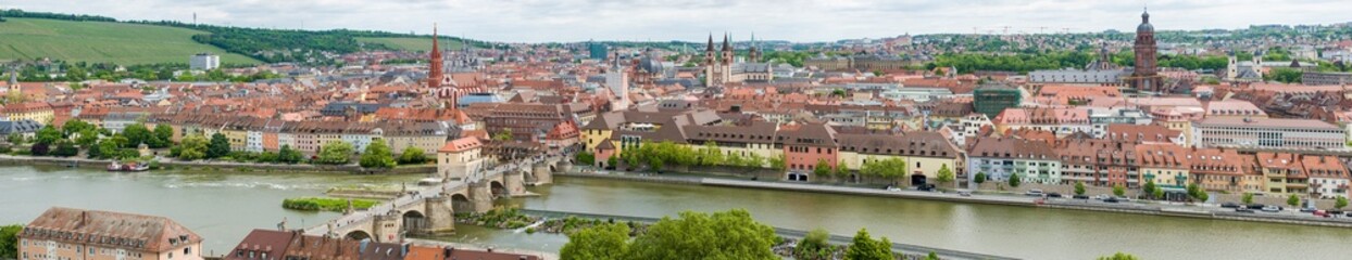 Fototapeta na wymiar Panoramaansicht der Altstadt von Würzbug