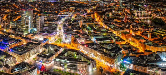 Frankfurt am Main bei Nacht aus der Vogelperspektive