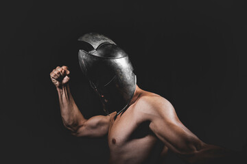 guerrero mediaval con casco y fondo negro