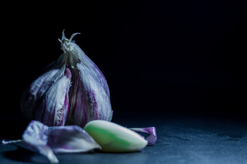 Garlic in tge dark - obrazy, fototapety, plakaty