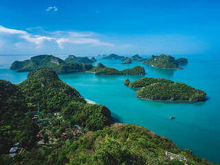 Obraz premium High angle view of stunning islands with emerald green water. Wua Ta Lap Island, Mu Koh Ang Thong National Marine Park, near Samui, Thailand.