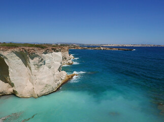 la scenica costa del Plemmirio in Sicilia d'estate