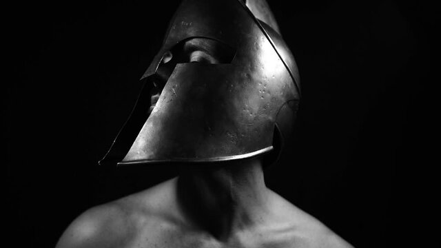 Casco romano en blanco y negro