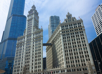 Fototapeta na wymiar Grand old building in downtown Chicago