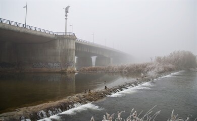 PUENTE EN LA NIEBLA