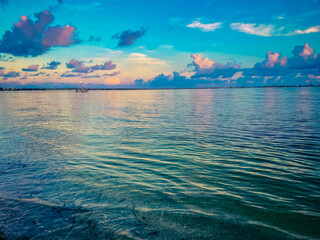 Obraz na płótnie Canvas sunset colors reflecting in the ocean