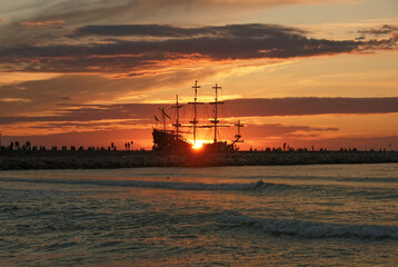statek piracki w Ustce zachód słońca