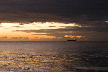Fototapeta na wymiar mar, navio, sol, nuvens