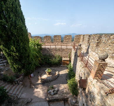 cour int&eacute;rieure du chateau de Castelnou et cr&eacute;neaux des murailles, inner courtyard of Castelnou castle and battlements of the walls